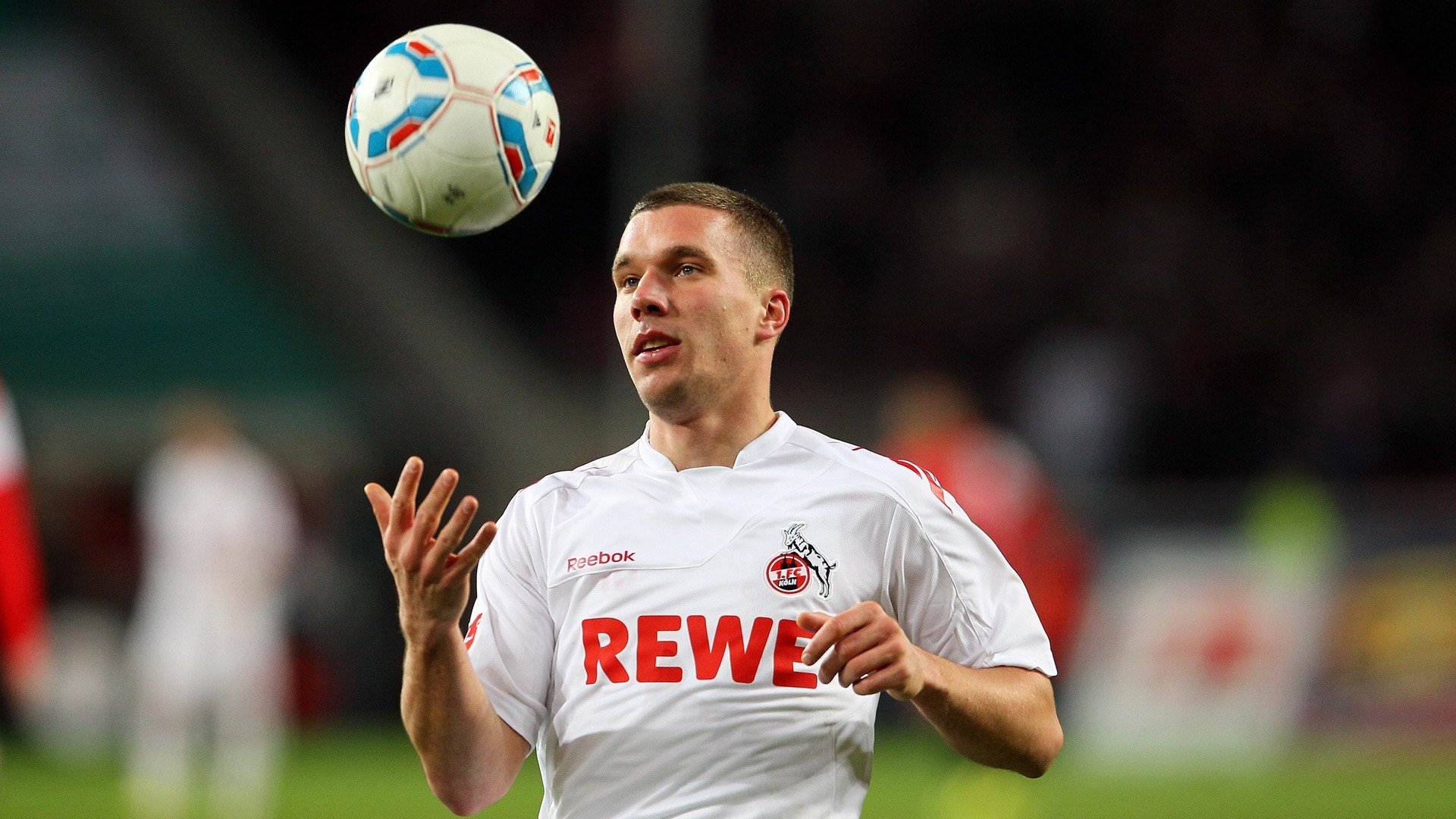 九游体育官网入口-球迷比赛日疯狂助威，现场氛围火爆，球迷助威视频